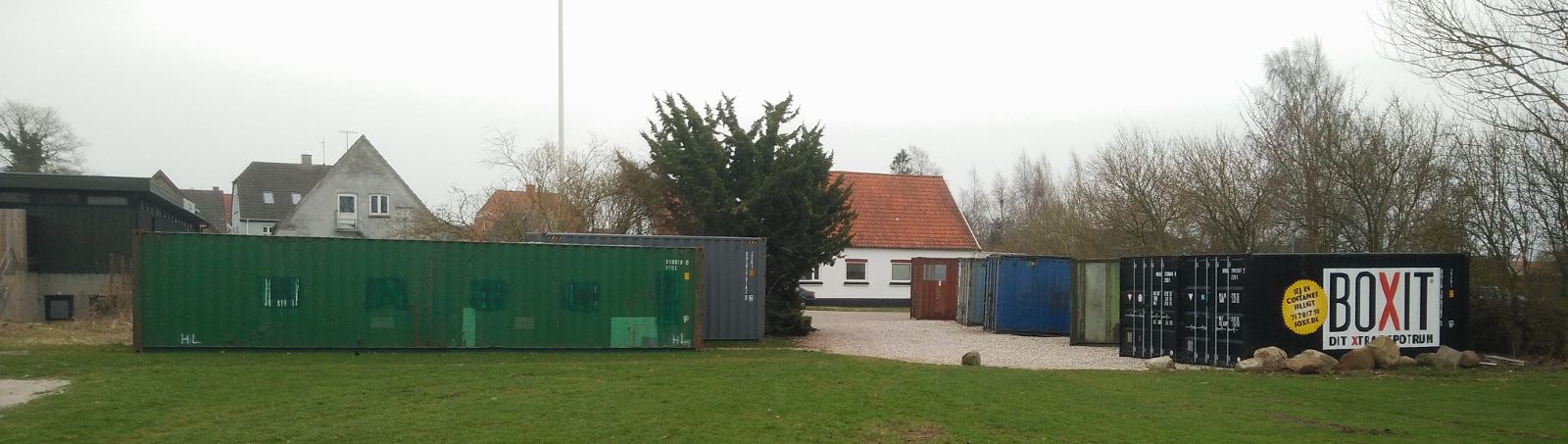 Containere opstillet ved Svømmebadet
